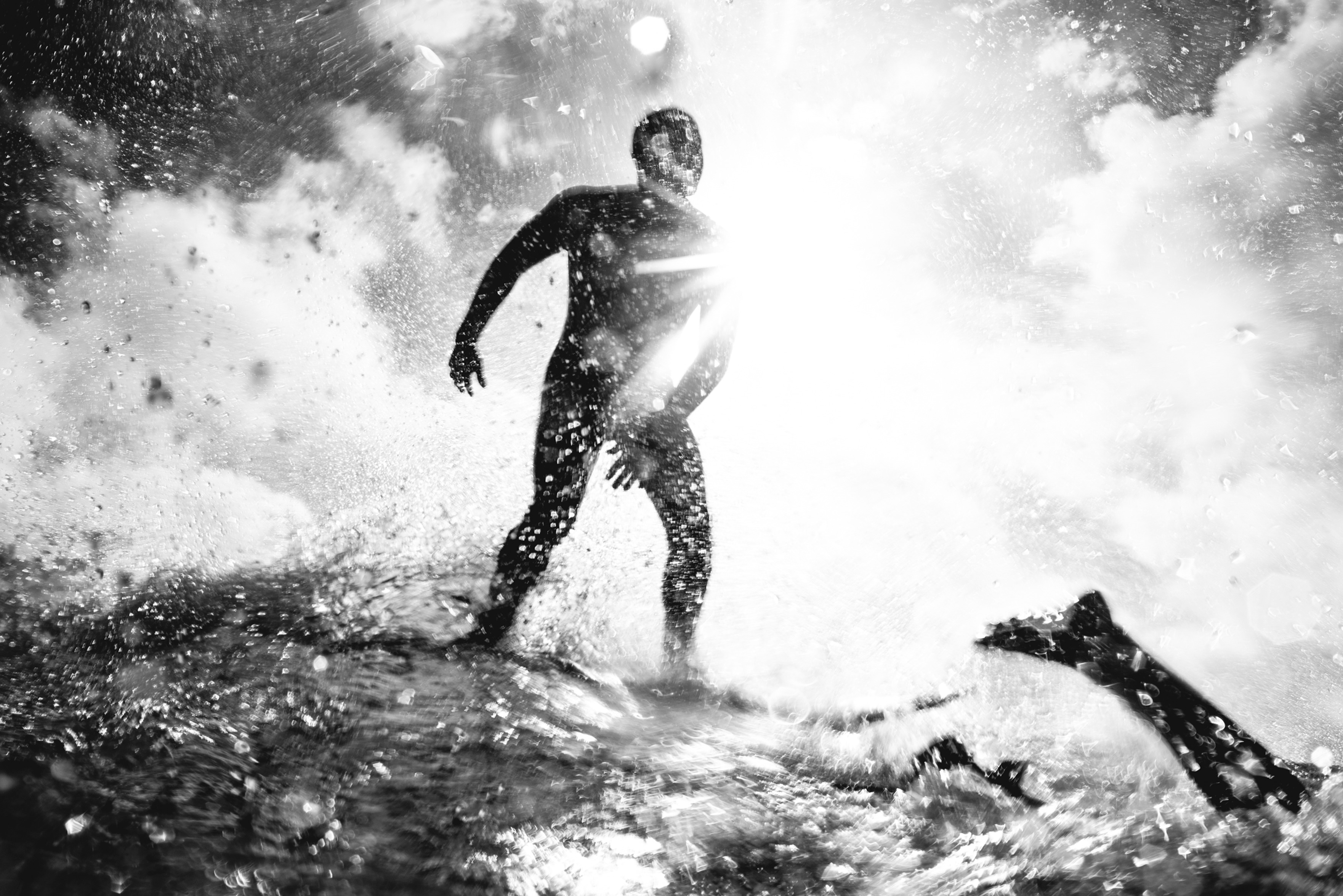 Surfista numa onda fotografado por João Cabrita